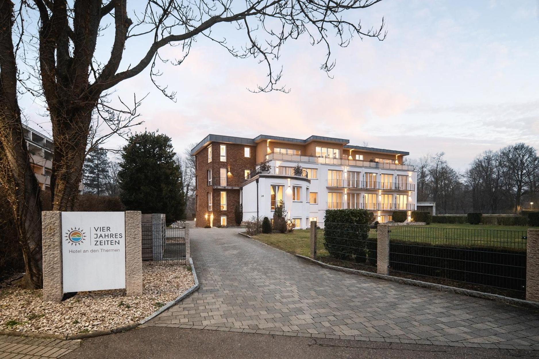 Hotel Vier Jahreszeiten Therme & Kliniken Bad Krozingen Naehe Freiburg & Schwarzwald Ideal Fuer Wellness Kur & Business Ausfluege 24H Check In- Wlan & Parken Gratis المظهر الخارجي الصورة