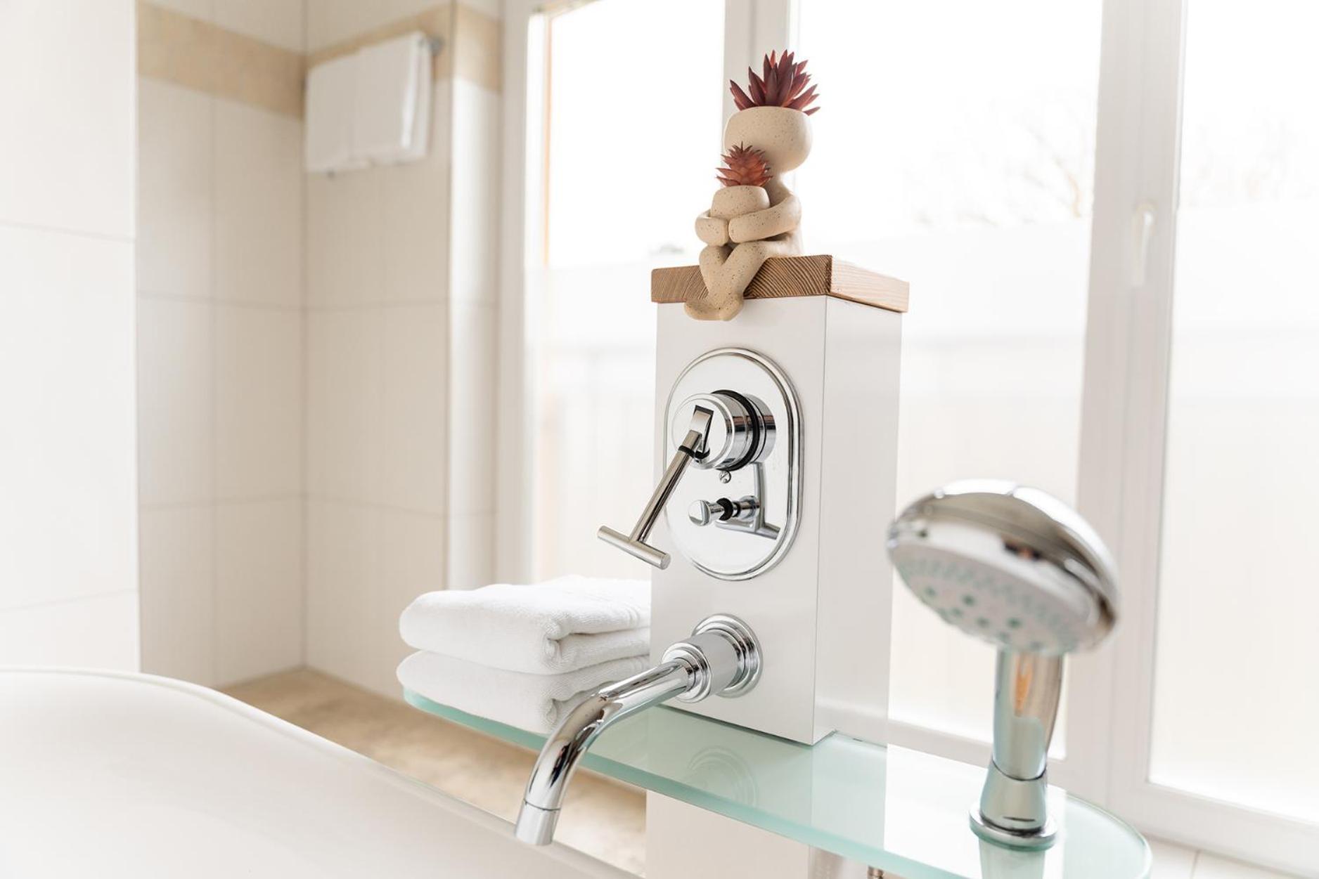 Hotel Vier Jahreszeiten Therme & Kliniken Bad Krozingen Naehe Freiburg & Schwarzwald Ideal Fuer Wellness Kur & Business Ausfluege 24H Check In- Wlan & Parken Gratis المظهر الخارجي الصورة